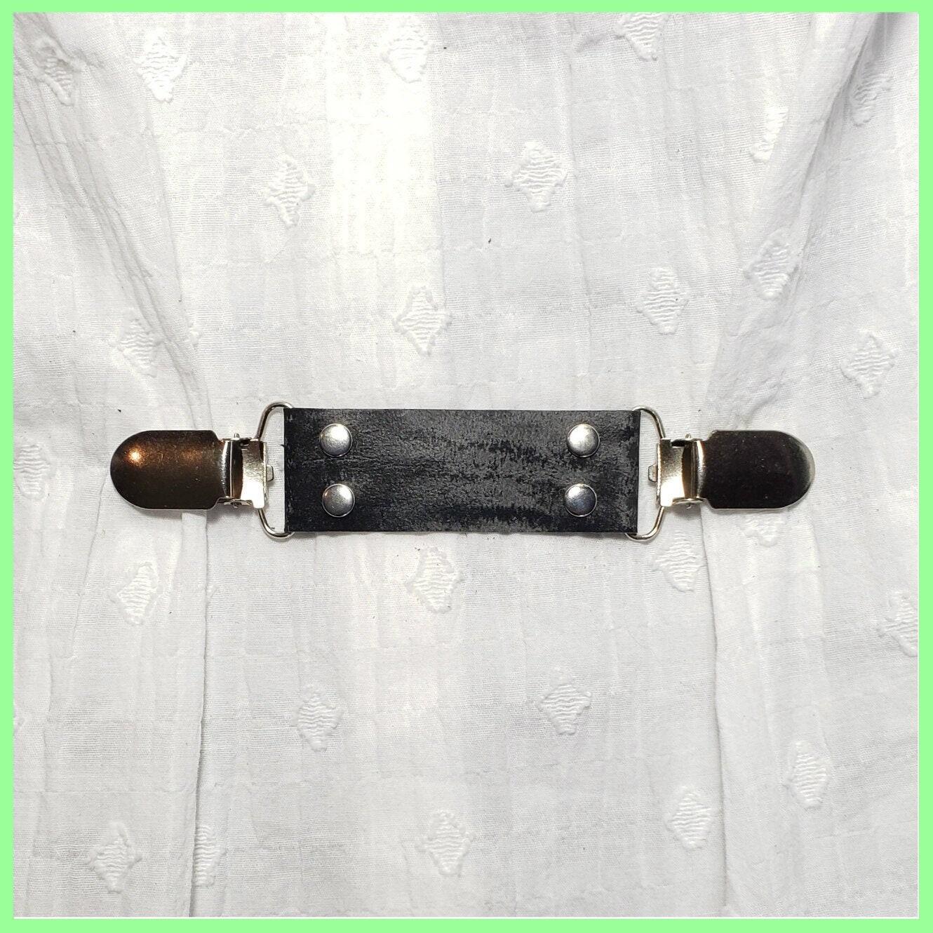 Black leather cinch clip with silver tone clips & o-ring. Shirt