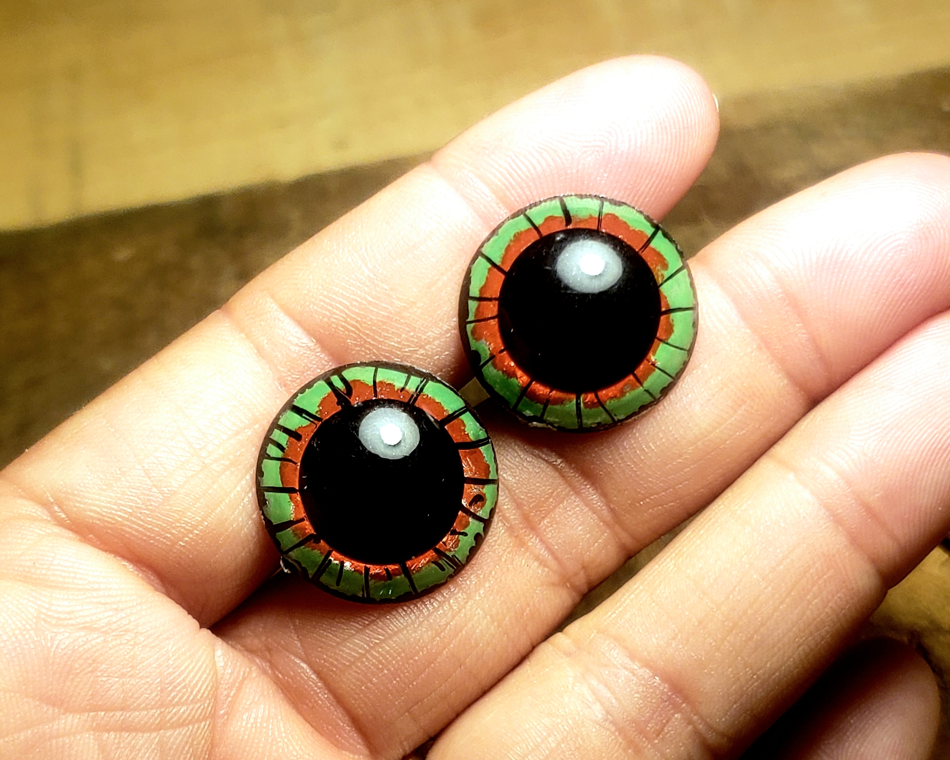 Handmade Supplies :: Sewing & Fiber :: Fiber Art Tools :: 1 Pair 20mm Red &  Green Plushie Safety Eyes with Black Accents