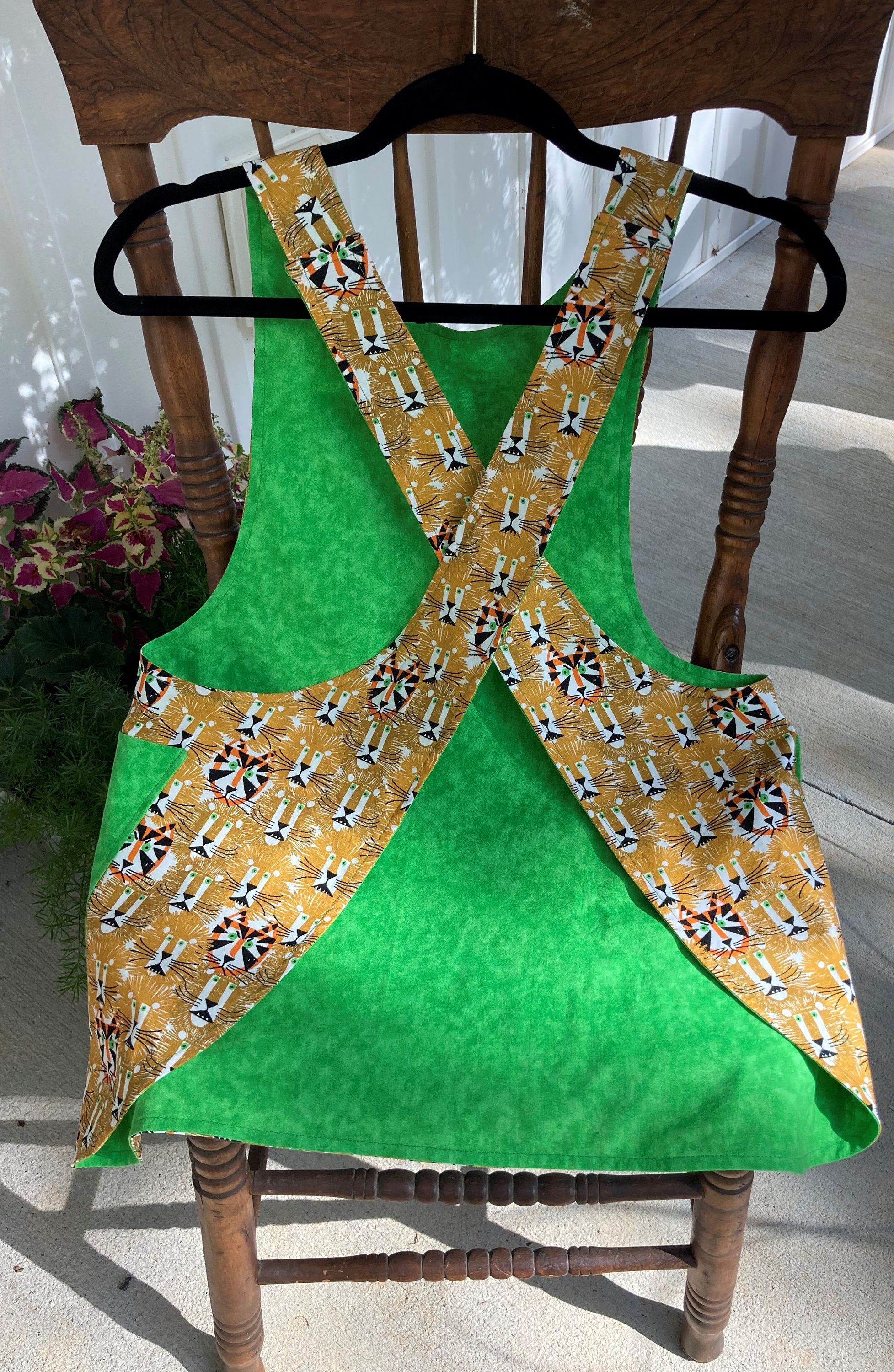 Products :: Jungle print, Child's pinafore, cross-back apron, lions,  tigers, art apron, fully lined L(10)