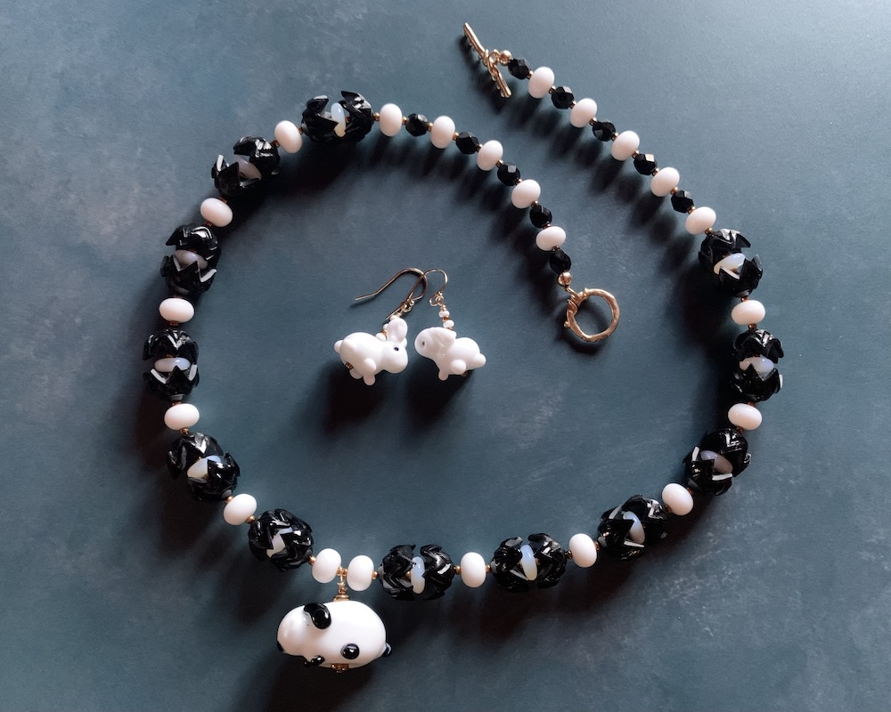 beads, glass 1940s Beaded black white beads, bunny puzzle beads set :: :: :: Jewelry lampwork Necklaces Artisan jet Necklaces | glass mid-century Necklace