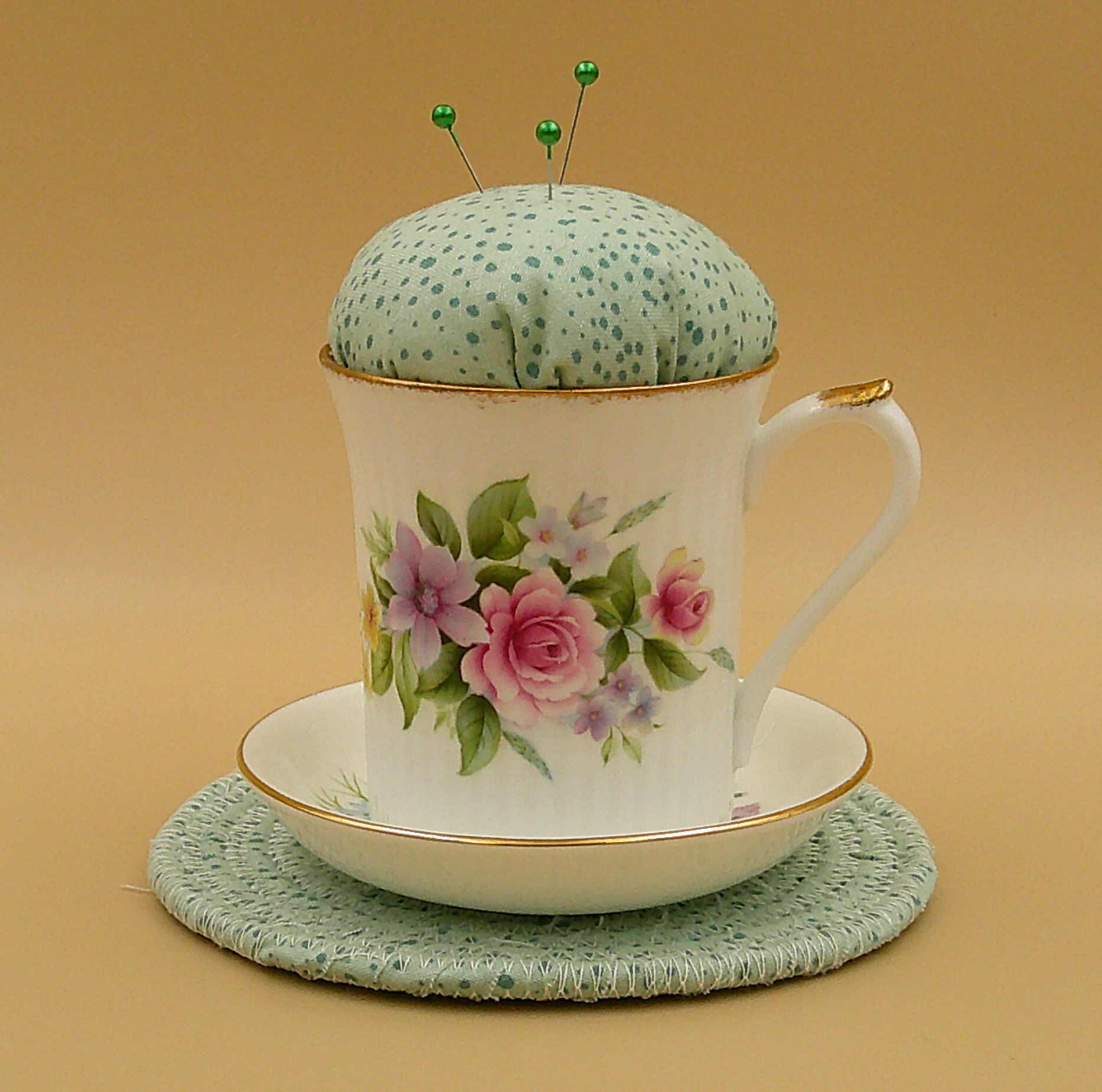 This is the pincushion bobbin holder sitting on top of the trivet, The view is from the front with the handle on the right. This is the pincushion bobbin holder sitting on top of the trivet, The view is from the front with the handle on the right.