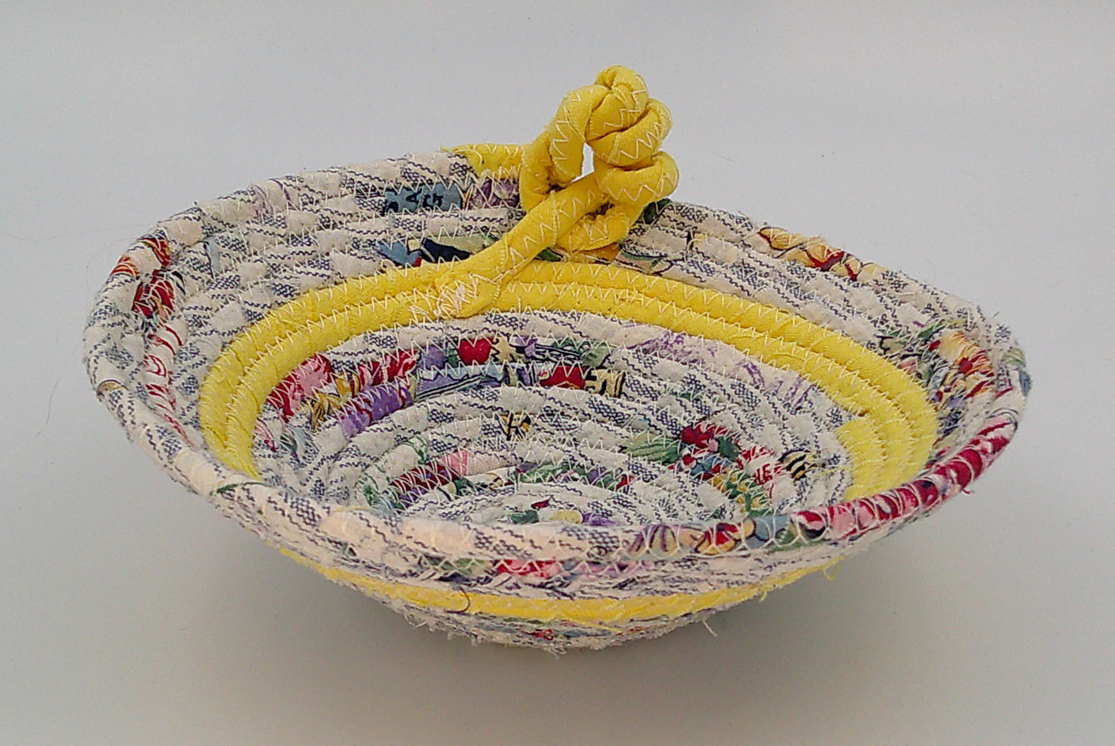 Looking from the front, the yellow fabric provides a nice contrast to the multicolored fabric and shows off the knot.  Looking from the front, the yellow fabric provides a nice contrast to the multicolored fabric and shows off the knot.