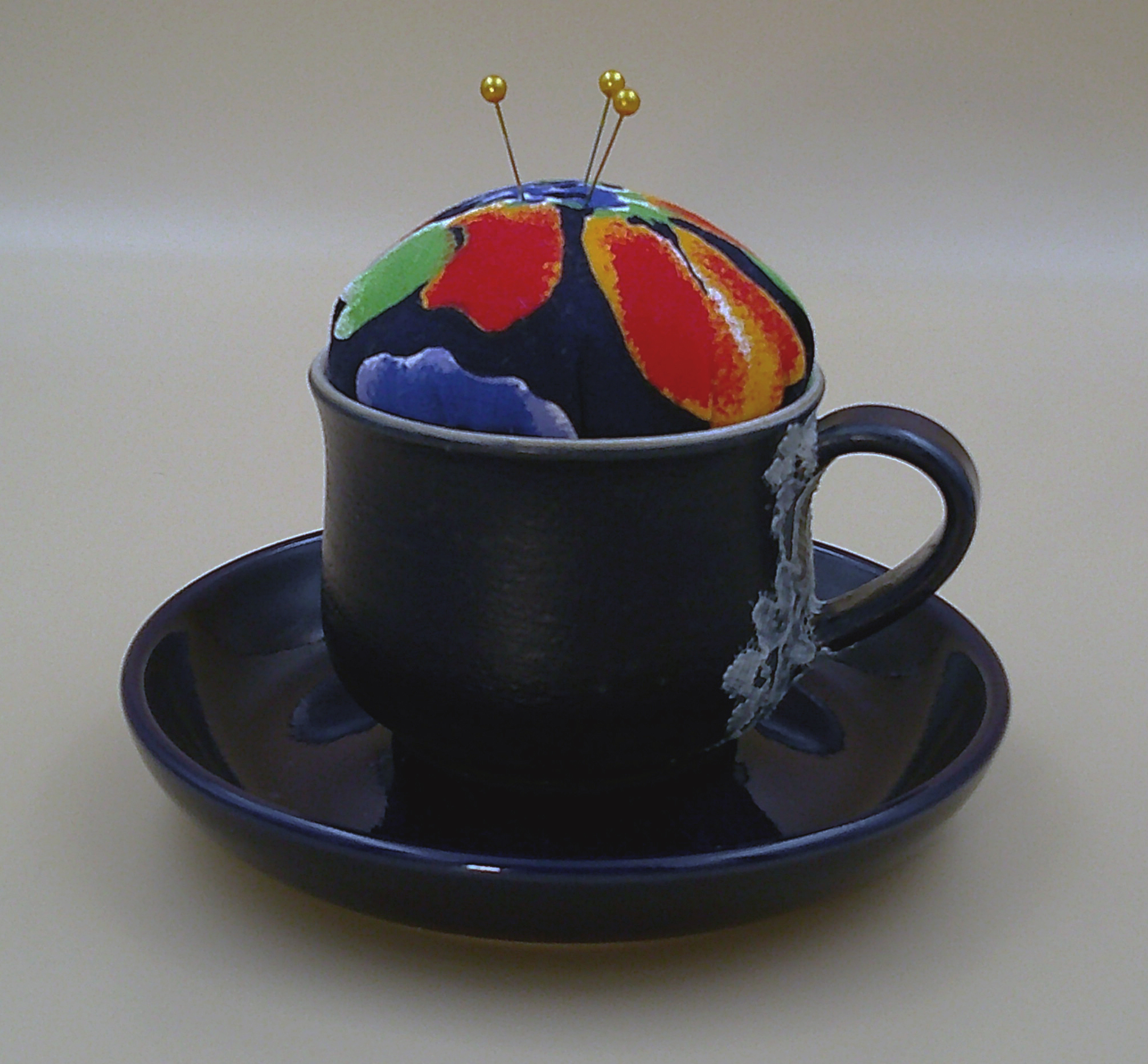 Looking at the front of the pincushion/bobbin holder, it's easy to see the lace on the mug and the colors of the flower of the pincushion. Looking at the front of the pincushion/bobbin holder, it's easy to see the lace on the mug and the colors of the flower of the pincushion.