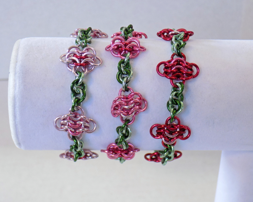 Valentine chainmaille rosettes bracelet, long stem roses in nickel free anodized aluminum handmade by RainbowMaille