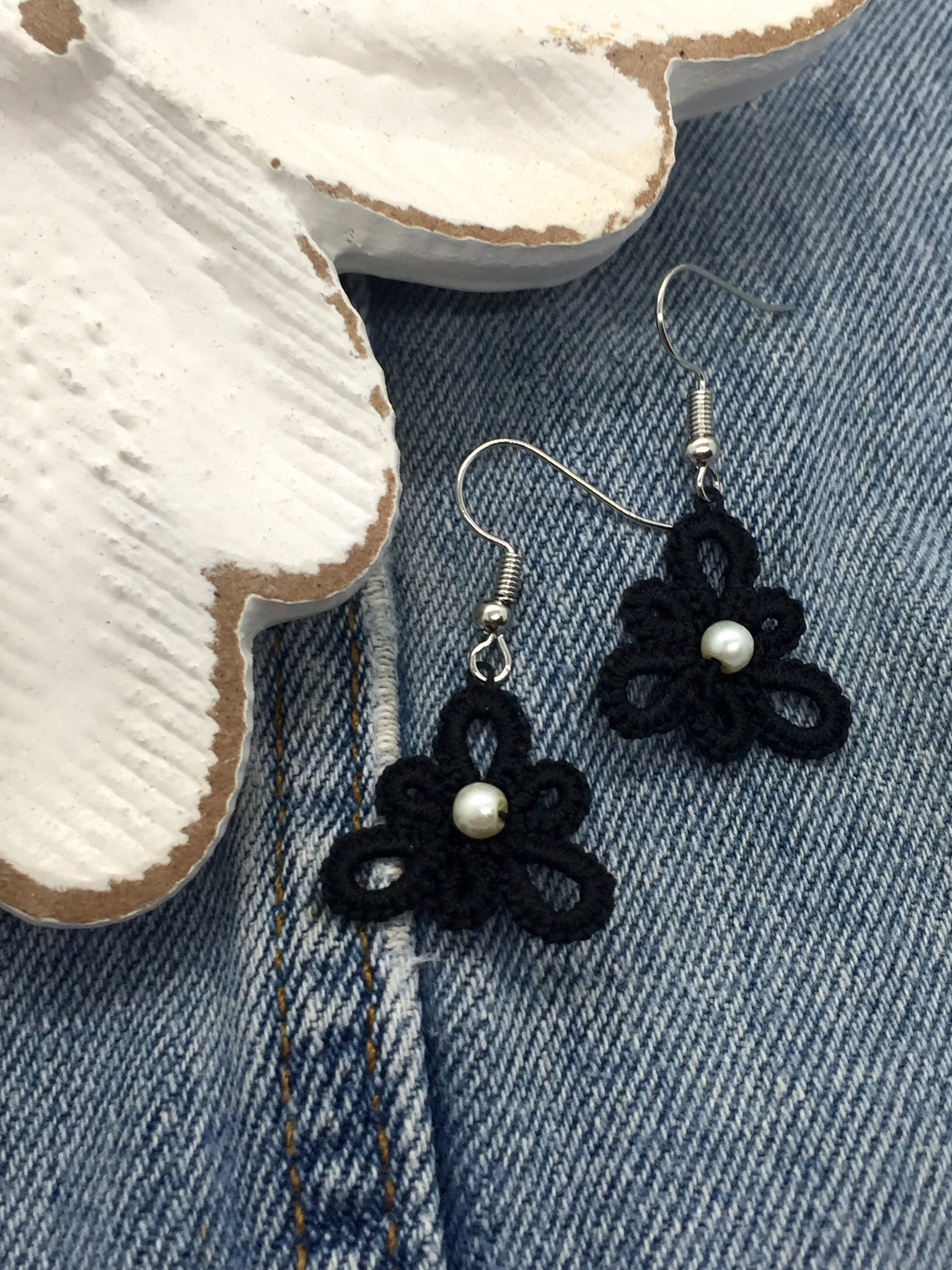 Small triangle shaped black earrings with pearl center